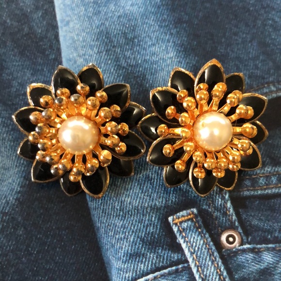 Vintage MCM Metal Flower Earrings Clip-on - Picture 9 of 9
